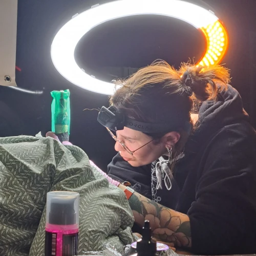 tatoueuse qui tattoo